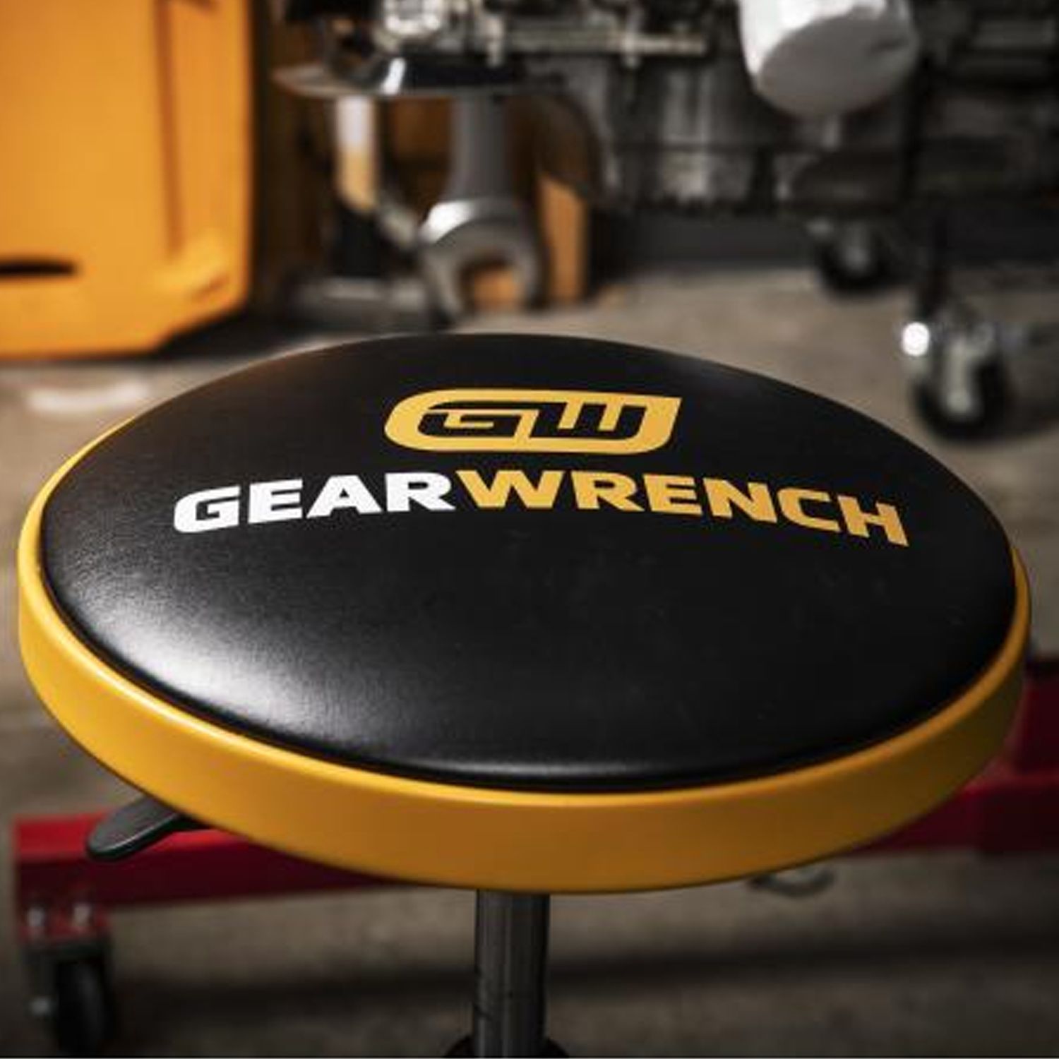 GEARWRENCH 86992 100kg Capacity 660mm - 787mm (26"-31") Adjustable Height Swivel Shop Stool – image 7