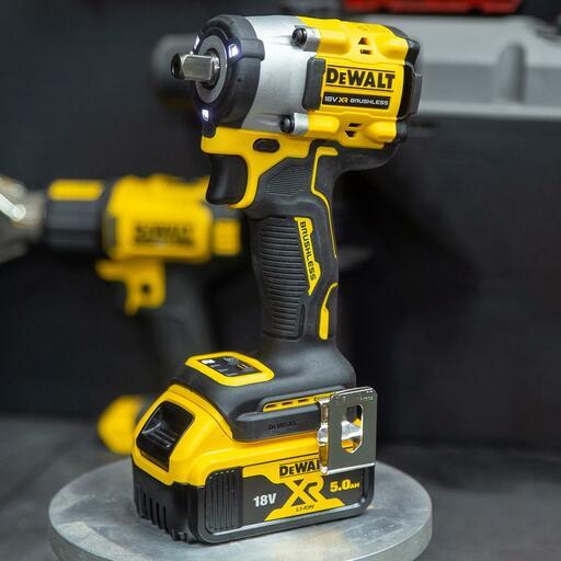 DeWalt DCF922P2T-XE 18V 5.0Ah XR Li-ion Cordless Brushless 1/2" Pin Detent Impact Wrench Combo Kit – image 4