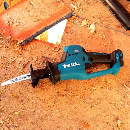 thumbnail image 2 of Makita XRJ07ZB 18V LXT Brushless Cordless Compact Reciprocating Saw - Tool Only 2 of 5