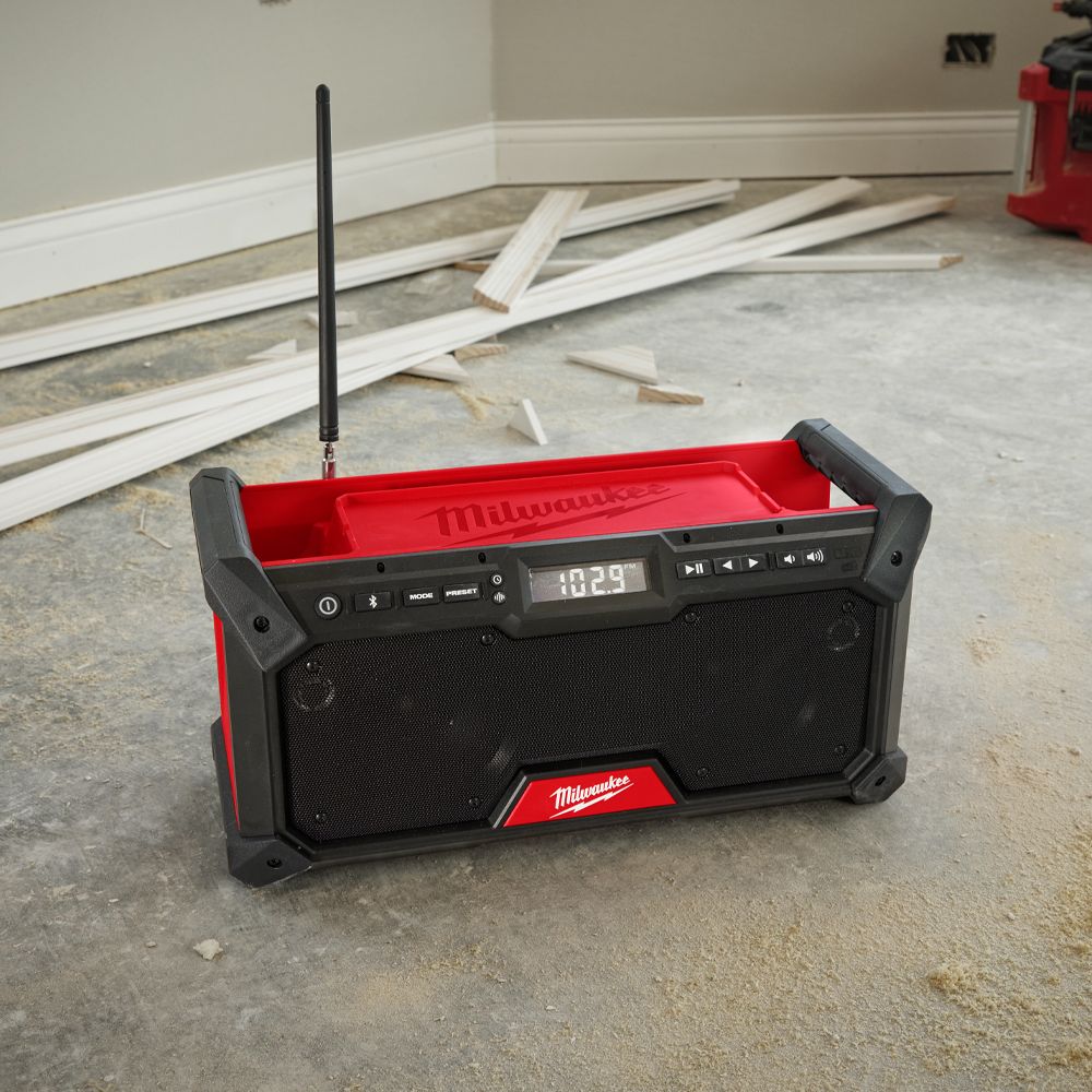 Milwaukee M18jsrdab20 18v Li Ion Cordless Bluetooth Dab Jobsite Radio