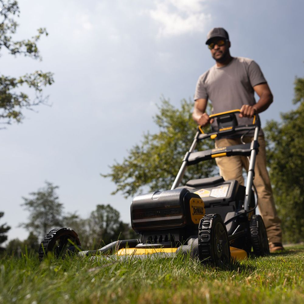 DeWalt ST-DCMWP134P2-XE 36V (18V x 2) Li-ion 5.0Ah Cordless Brushless 530mm (21") Push Mower Combo Kit – image 11