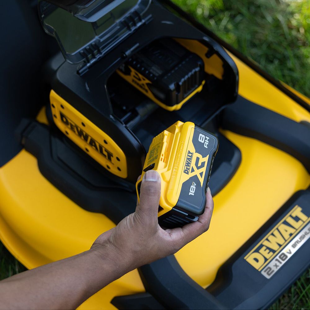DeWalt ST-DCMWSP156W2-XE 36V (18V x 2)  8.0Ah XR Brushless 530mm (21") Self-Propelled RWD Mower Combo Kit – image 16