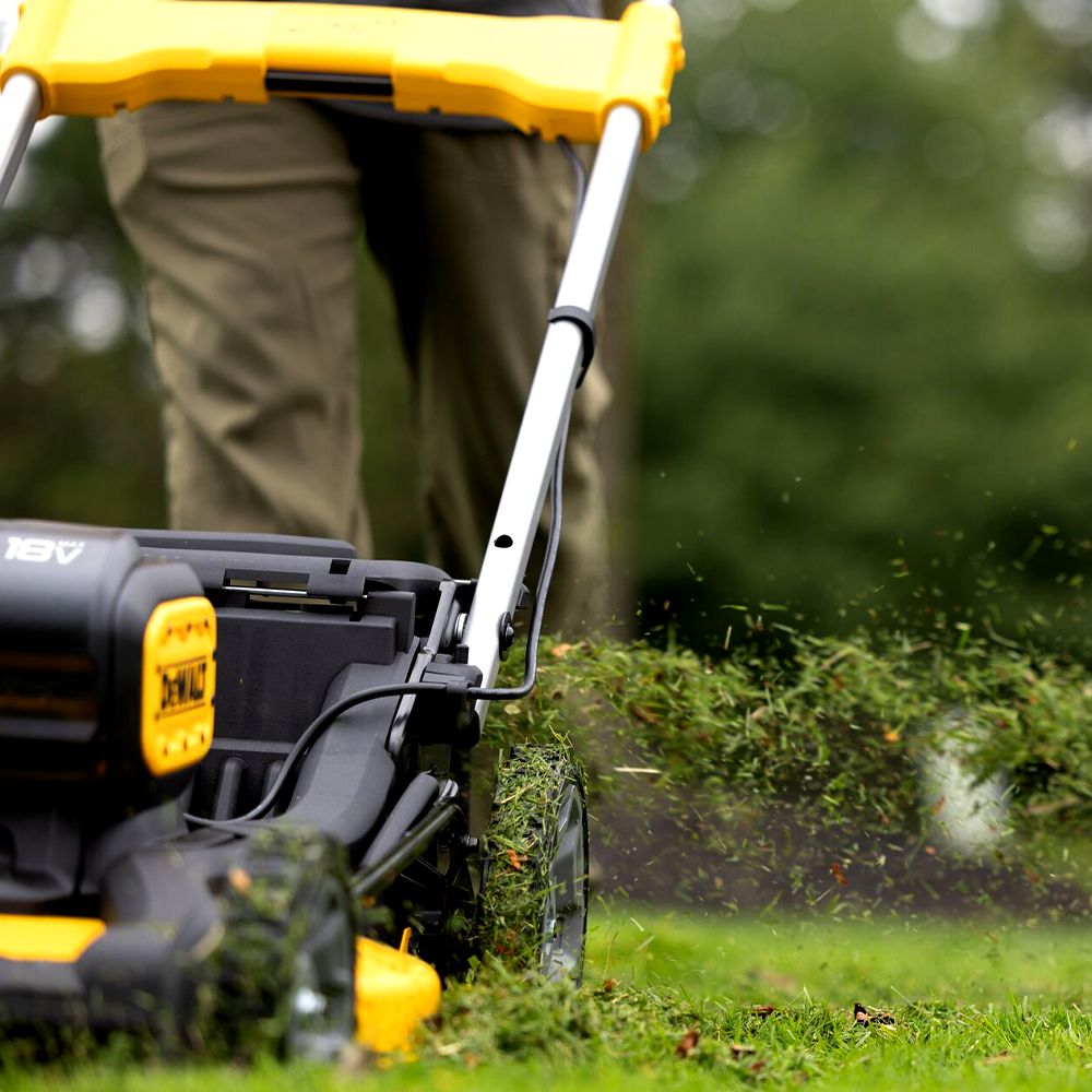 DeWalt ST-DCMWSP156W2-XE 36V (18V x 2)  8.0Ah XR Brushless 530mm (21") Self-Propelled RWD Mower Combo Kit – image 18
