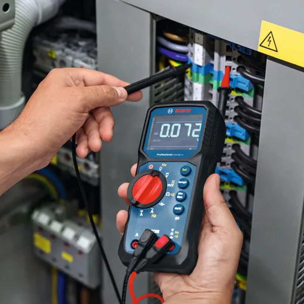 Bosch 0.615.A50.0GP 3.7V 1.0Ah Professional Digital Multimeter & IP54 Dual Power Clamp Meter Electricians Starter Kit – image 5
