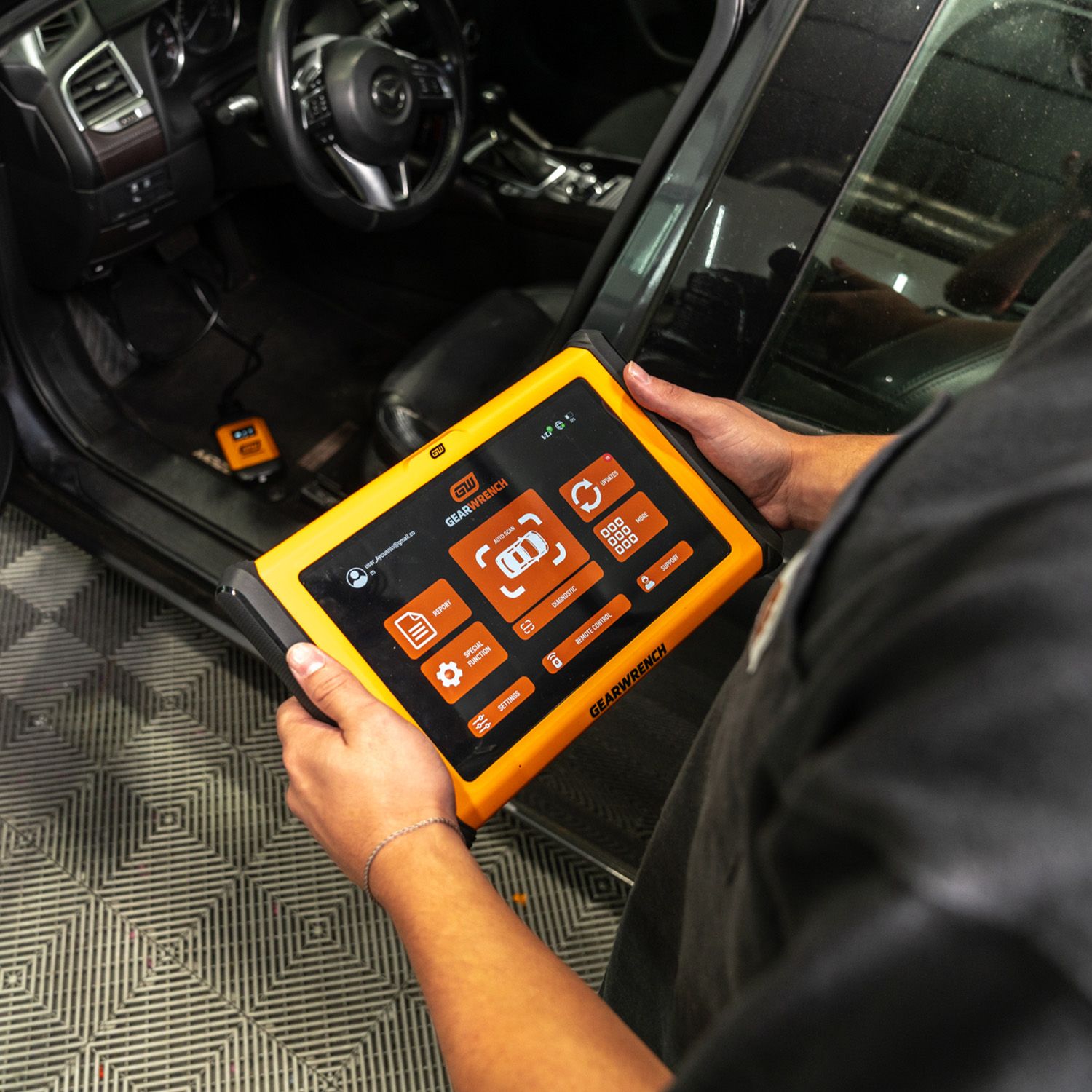 GEARWRENCH GWSMART10AU 10" Pro Command Wireless Bi-Directional Diagnostic Tablet with Rapid-Charge Dock – image 4