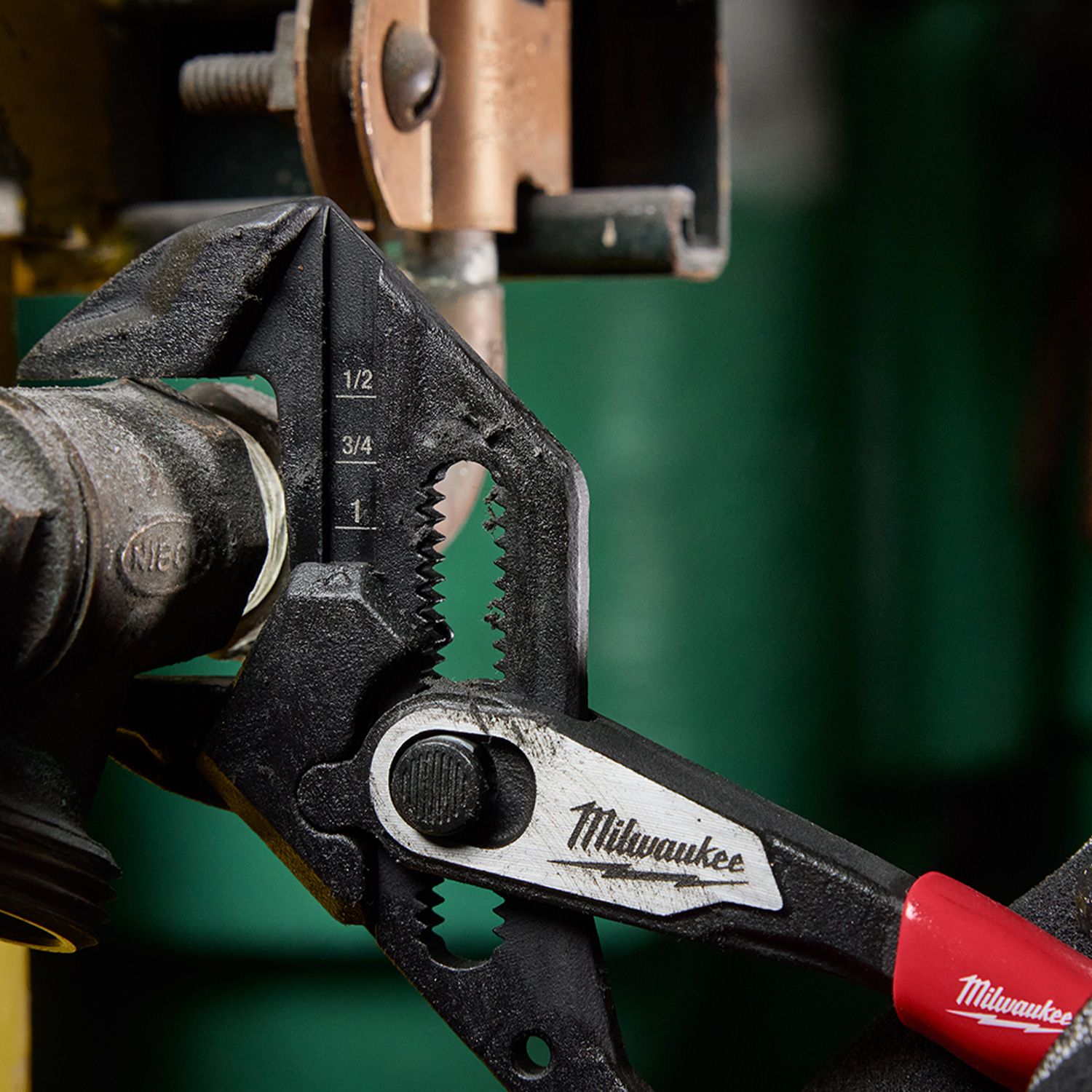 Milwaukee 4932501149 180mm (7") Smooth Jaw Plier Wrench – image 9