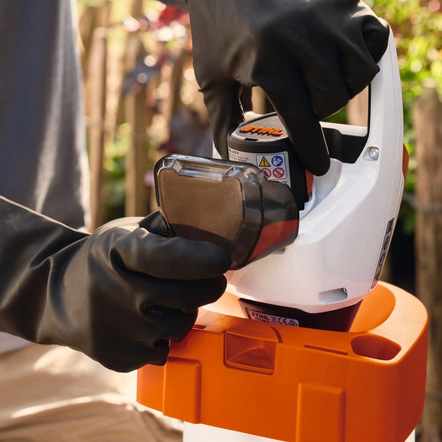 STIHL SGA30 (SA090117013) 11V 2.1Ah Li-ion Cordless AS System 5L Garden Sprayer Combo Kit – image 5