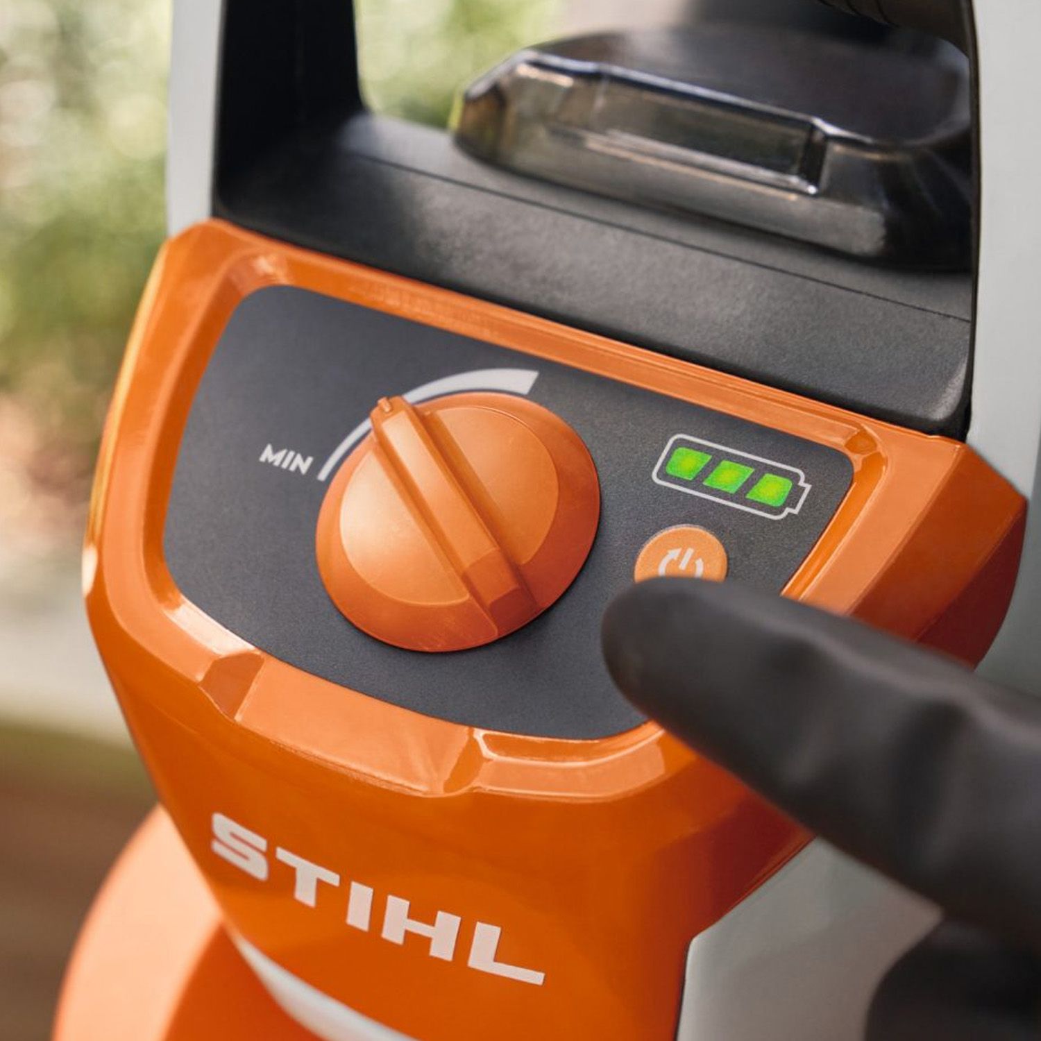 STIHL SGA30 (SA090117013) 11V 2.1Ah Li-ion Cordless AS System 5L Garden Sprayer Combo Kit – image 4